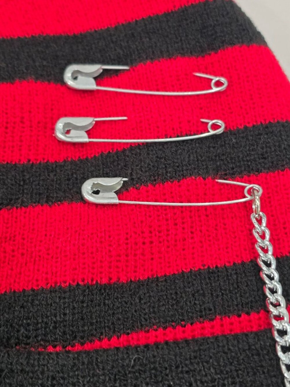 Dolls Kill ✦ Striped Beanie With Safety Pins & Chain ✦ Black/Red Knit Goth Punk - Picture 4 of 7